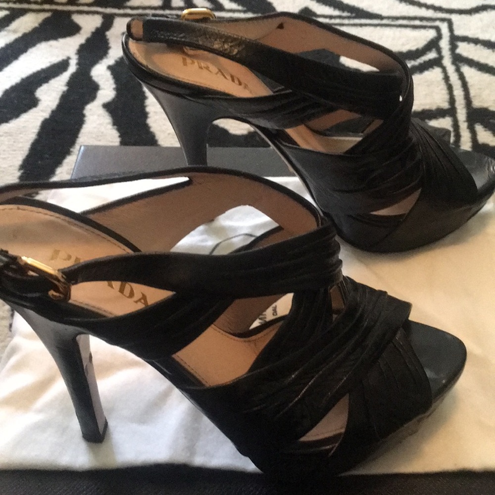 Authentic Prada! Italian leather. GORGEOUS👠
